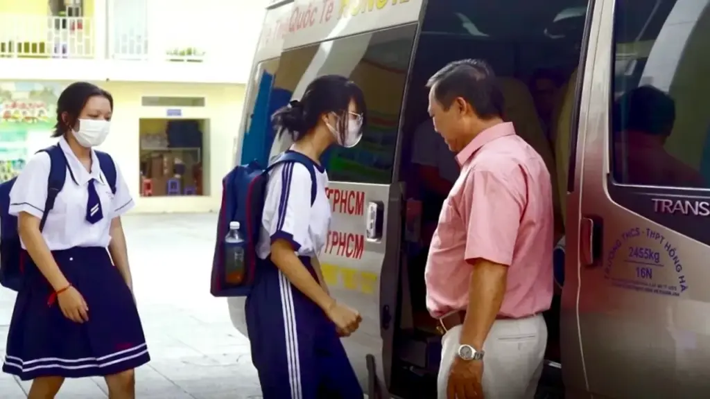 Thí điểm đưa đón học sinh bằng xe buýt điện
