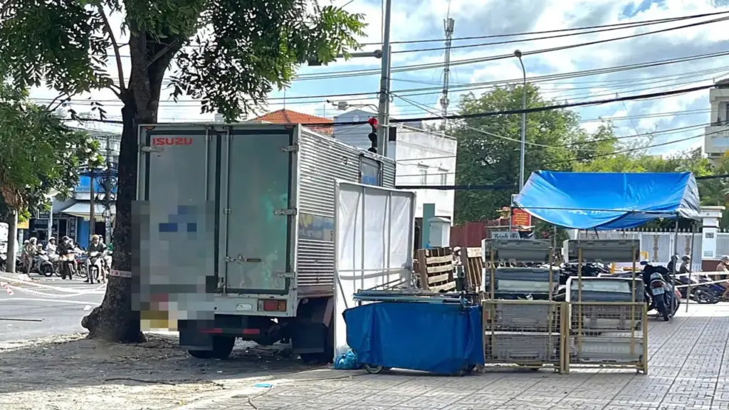 Thi thể cạnh vết máu kéo dài ở ven đường TP CHM