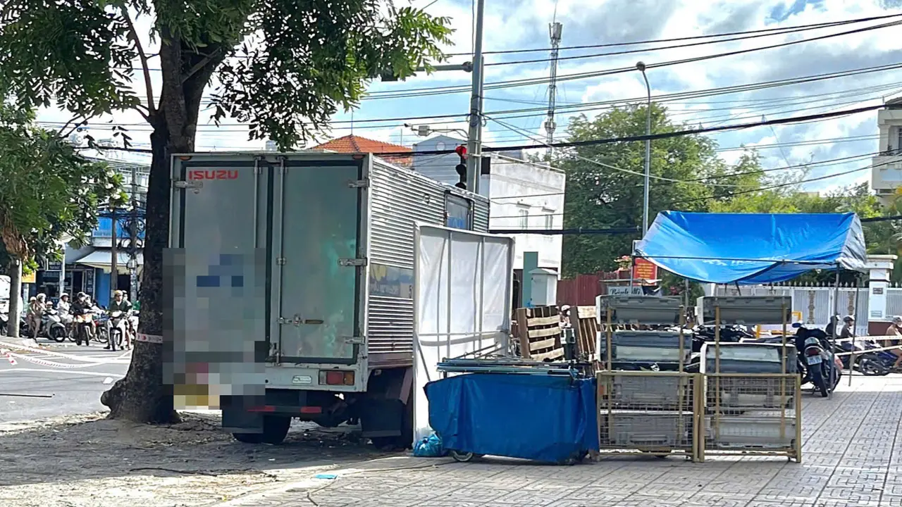 Thi thể cạnh vết máu kéo dài ở ven đường TP CHM