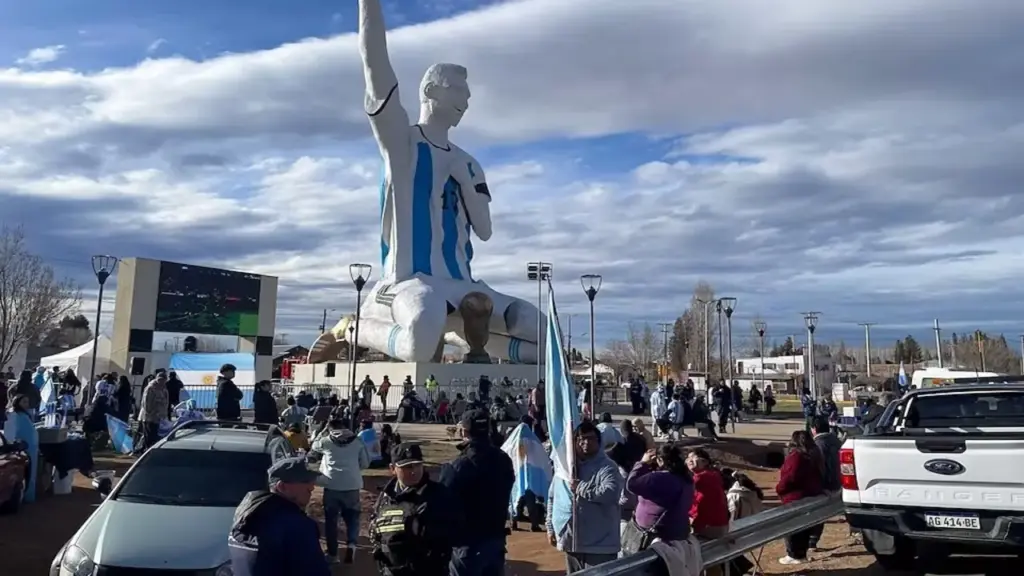 Thị trấn có tượng Messi cao 26 m ở Argentina