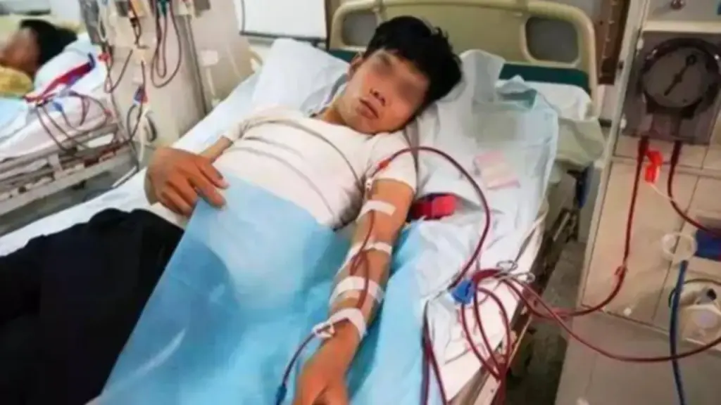 Thiếu niên 17 tuổi suýt mất mạng sau khi bị thứ nước "cực độc" bắn lên người