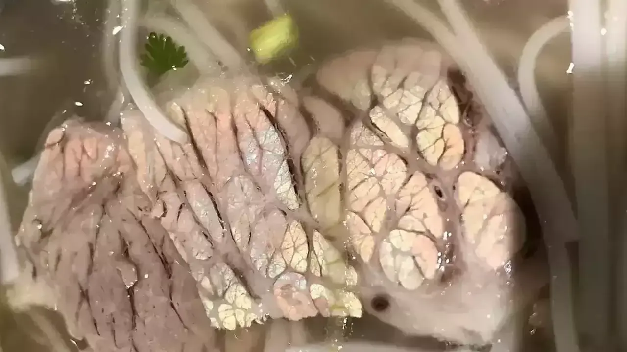 Thịt bò ánh xanh có an toàn?