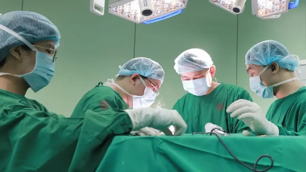 Thoát chết dù bị mảnh xương sọ găm sâu vào não
