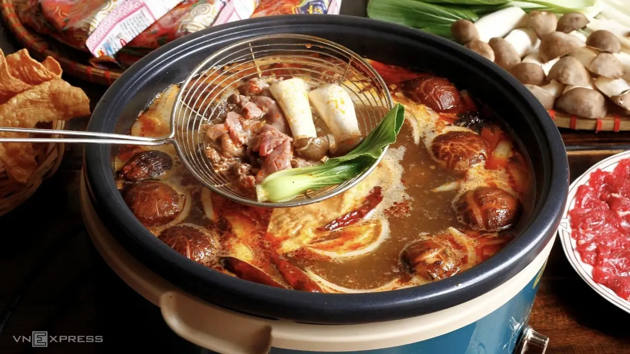 Thói quen khi ăn lẩu dễ gây ngộ độc nhiều người mắc phải