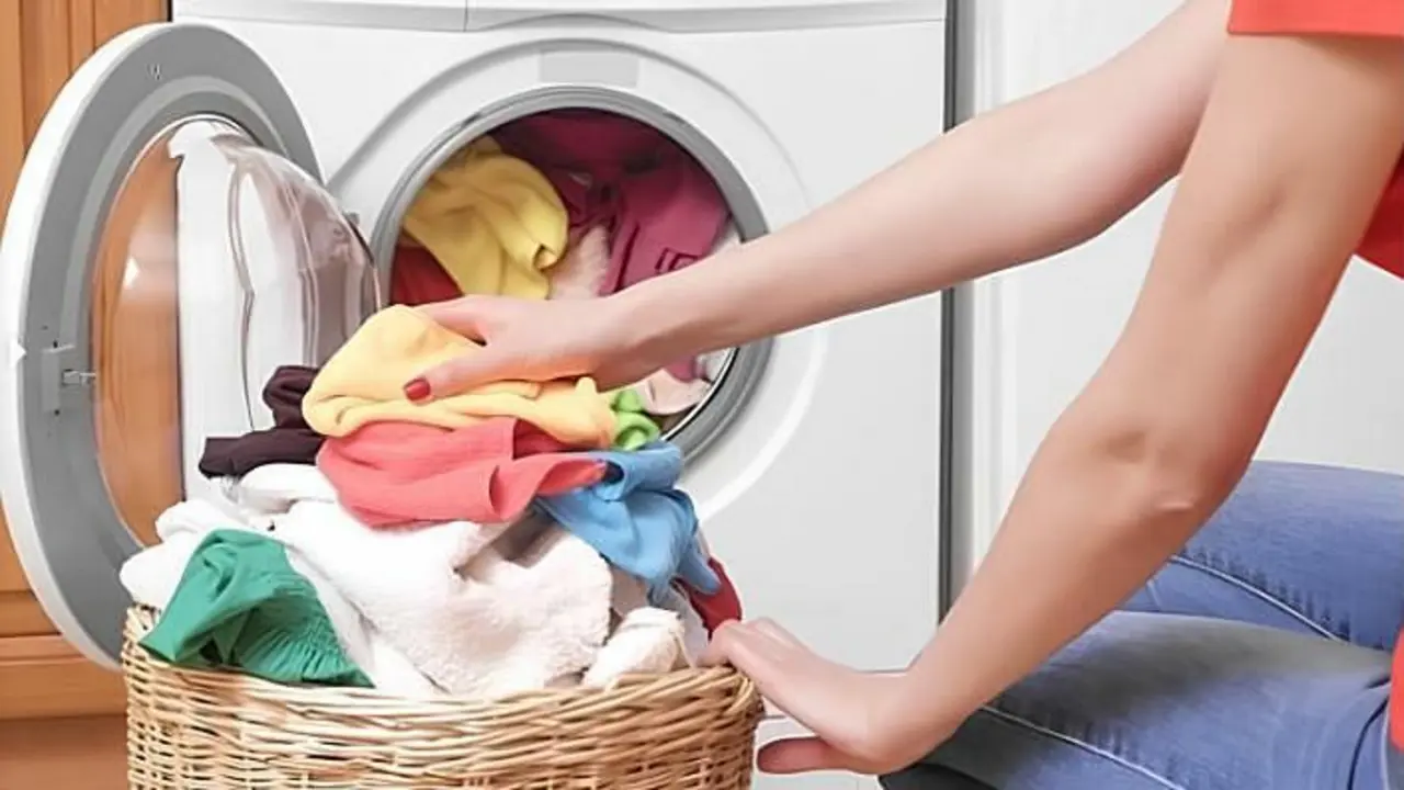 Thói quen khiến quần áo giặt máy có mùi hôi