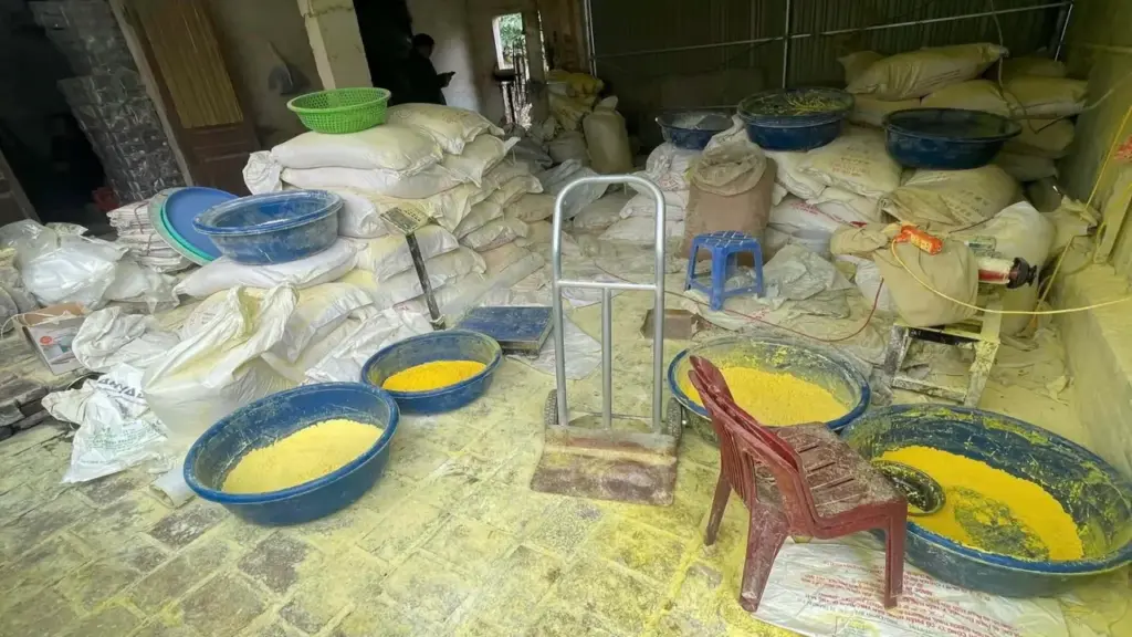 Thu giữ hơn 4,6 tấn tinh bột nghệ giả được trộn từ bột sắn, bột ngô