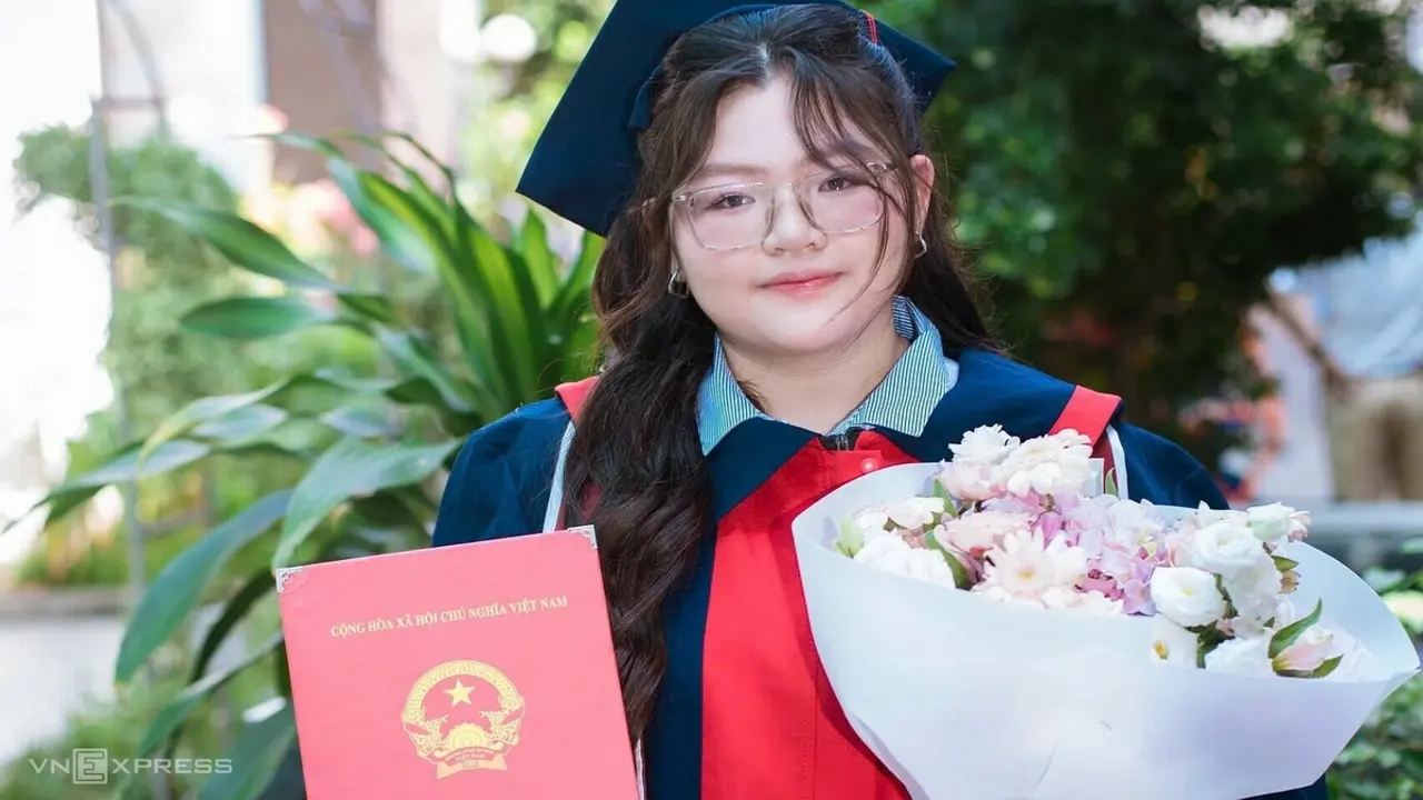 Thủ khoa 30/30 điểm học 3 ca mỗi ngày, giải hơn 1.000 đề