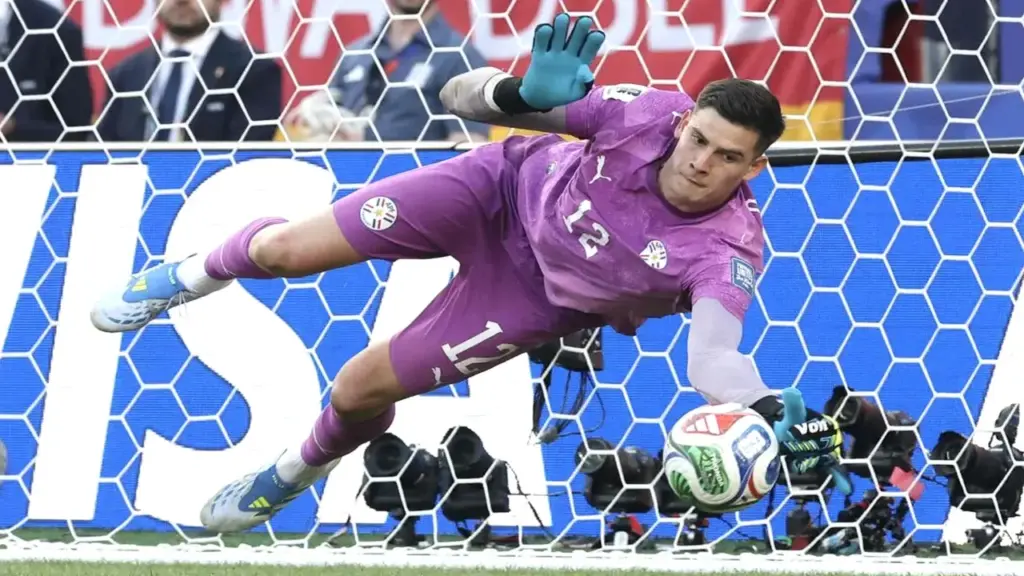 Thủ môn loại Đức khỏi World Cup từng phải bán áo đấu để cứu con