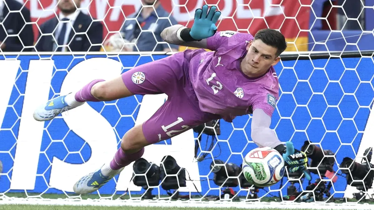 Thủ môn loại Đức khỏi World Cup từng phải bán áo đấu để cứu con