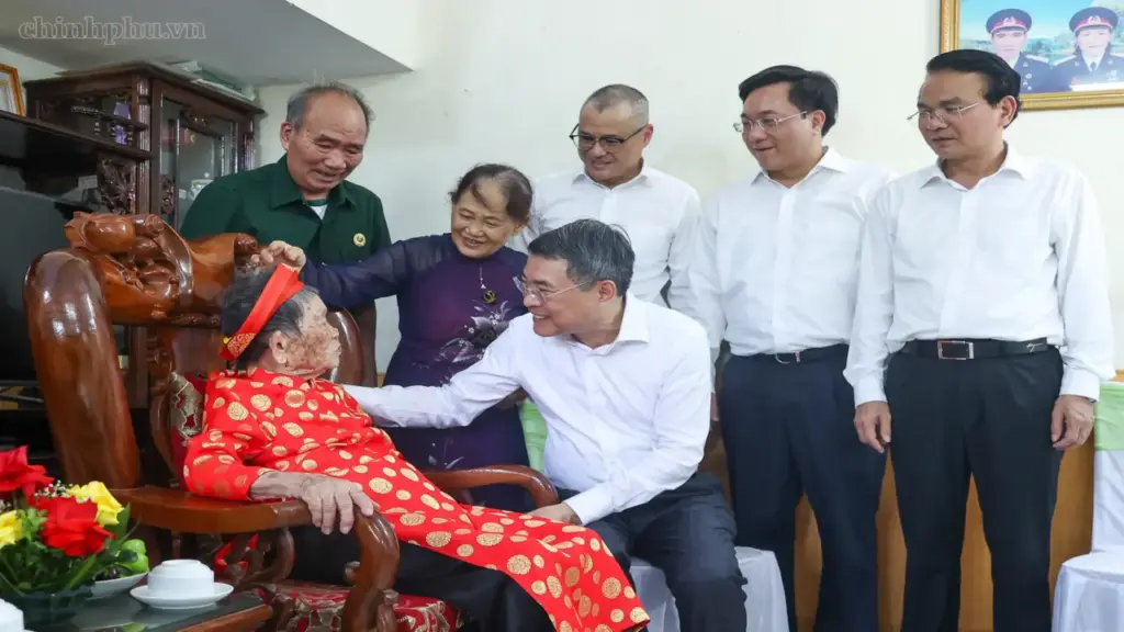 Thủ tướng dâng hương các anh hùng liệt sỹ và thăm Mẹ Việt Nam Anh hùng