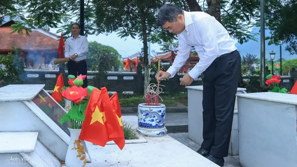 Thủ tướng dâng hương tại Nghĩa trang liệt sĩ quốc gia Vị Xuyên