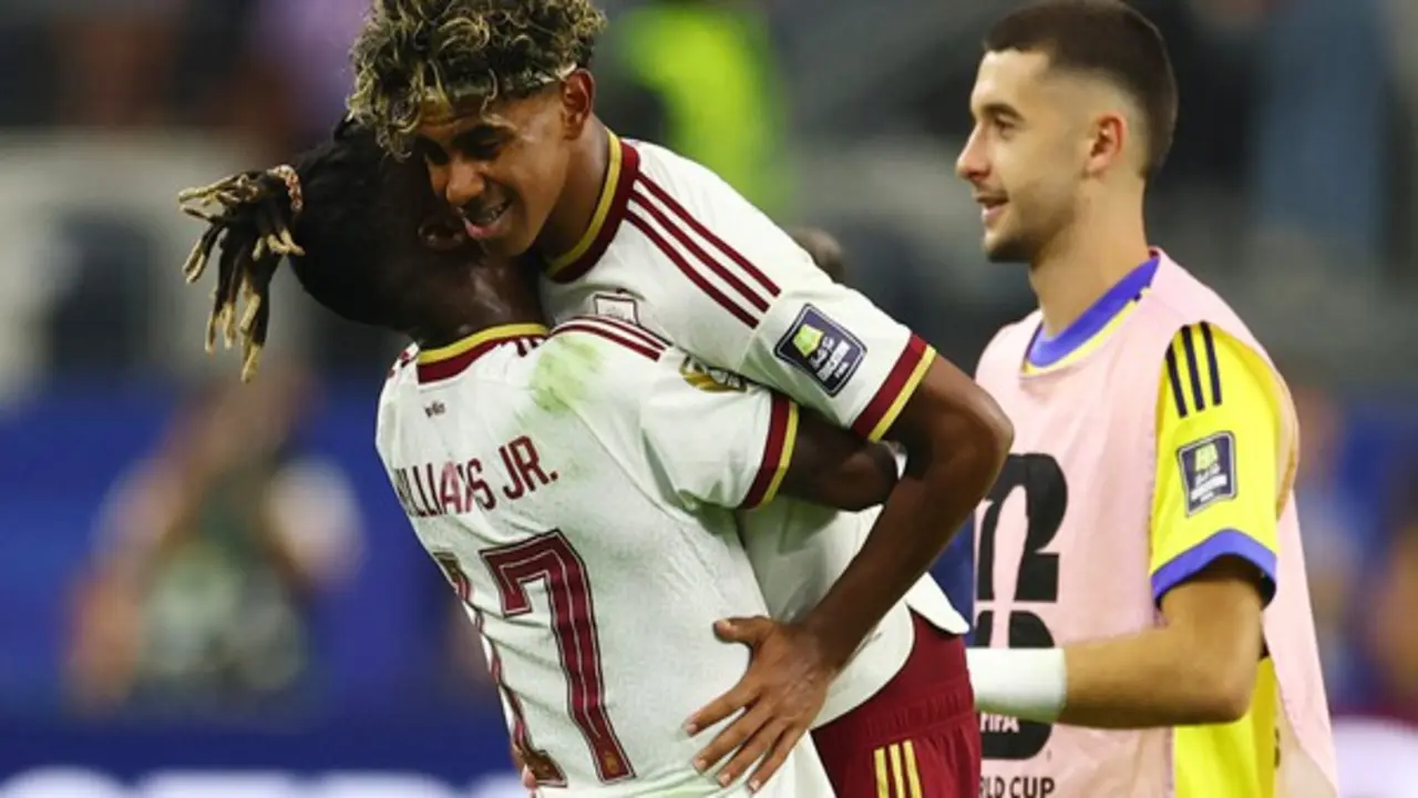 Thủ tướng Tây Ban Nha chúc mừng đội tuyển vào chung kết, Yamal 'thắng áp đảo' Mbappe