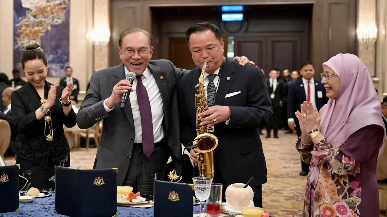 Thủ tướng Thái Lan trổ tài chơi kèn saxophone
