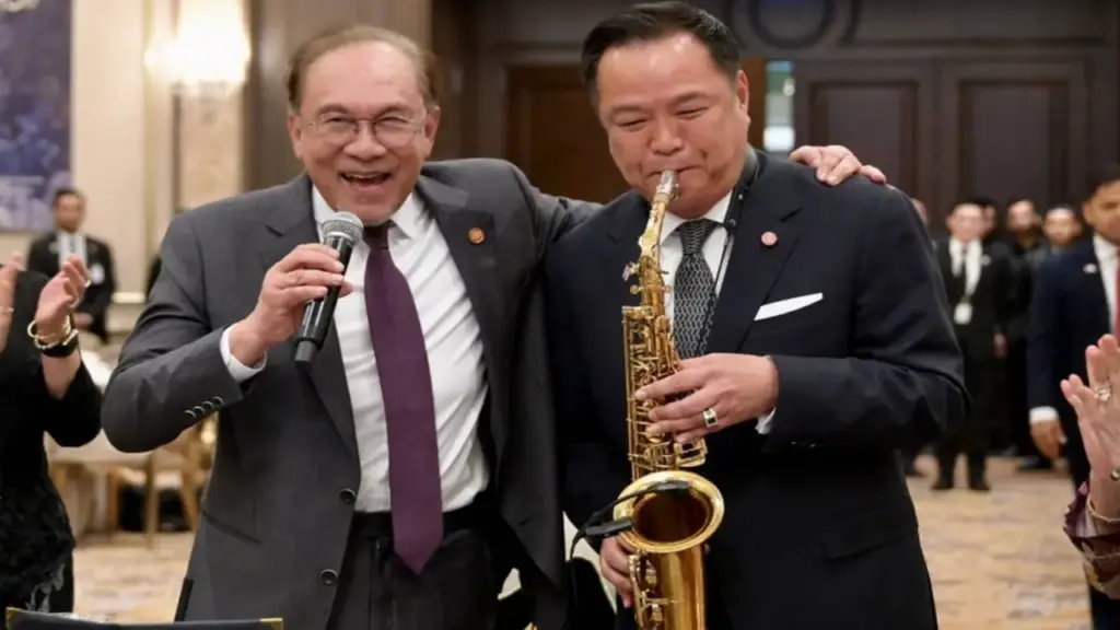 Thủ tướng Thái Lan trổ tài thổi kèn saxophone trong chuyến thăm chính thức Malaysia