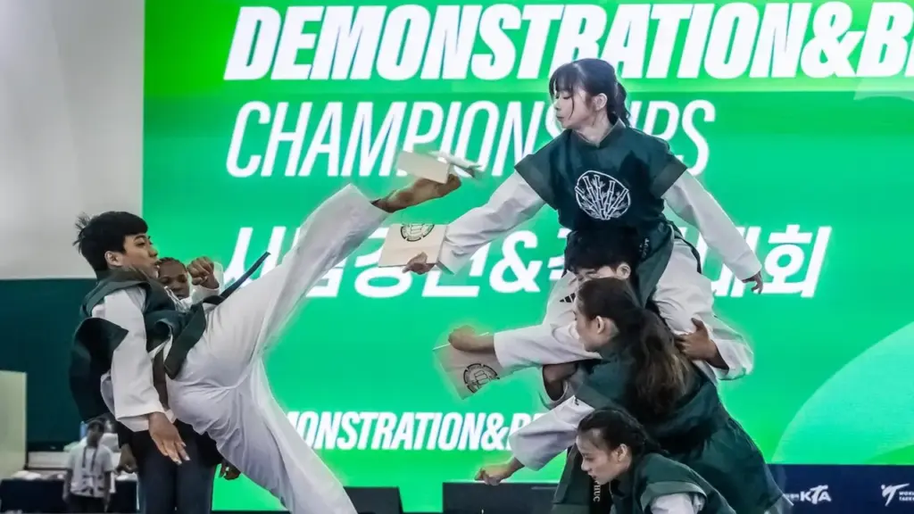 Thua Hàn Quốc, Châu Tuyết Vân cùng taekwondo Việt Nam giành HCB thế giới