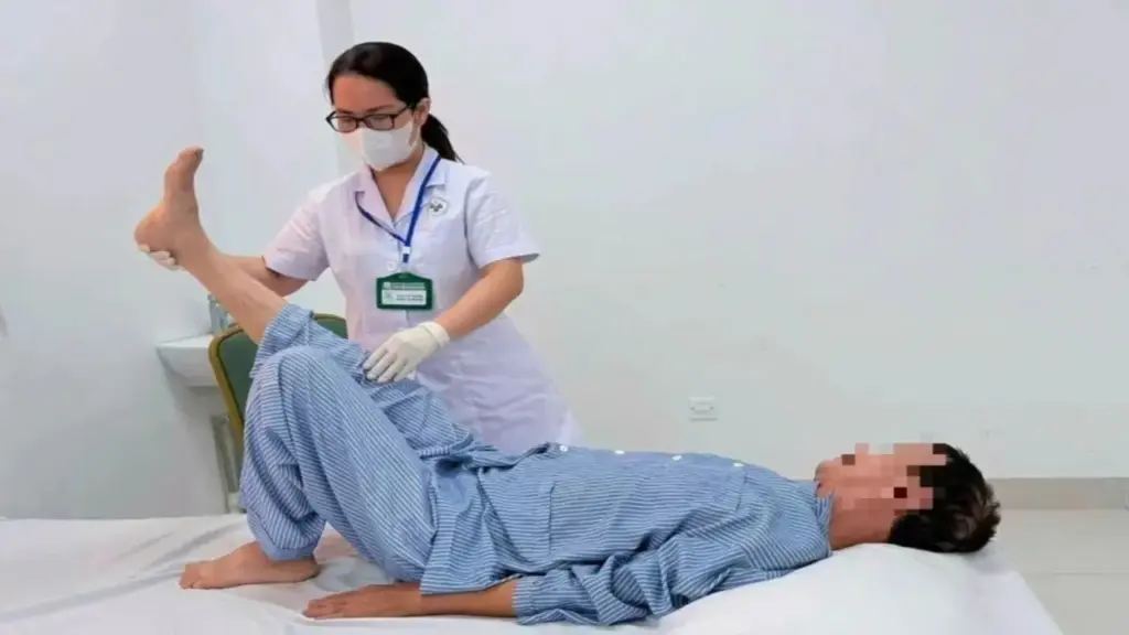 Tiếc cây xoài sai quả, người đàn ông suýt liệt sau cú ngã từ độ cao 3m