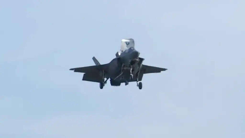 Tiêm kích F-35B Mỹ biểu diễn bay treo tại chỗ