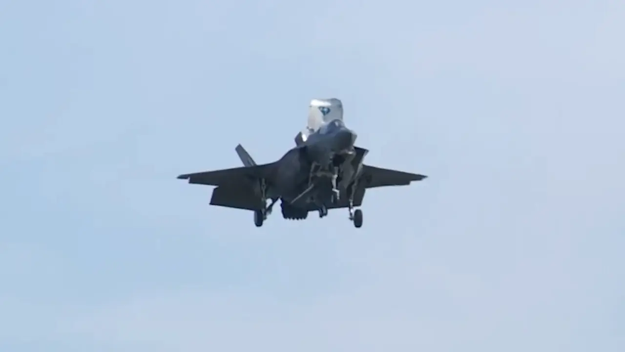 Tiêm kích F-35B Mỹ biểu diễn bay treo tại chỗ