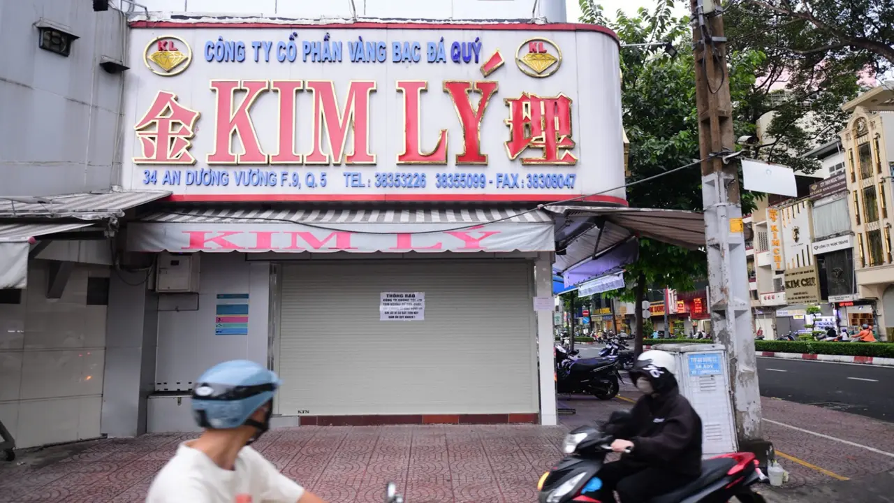 Tiệm vàng Kim Lý dán thông báo tạm ngưng 1 tháng, tiệm Ngọc Tâm tạm ngưng 2 tuần