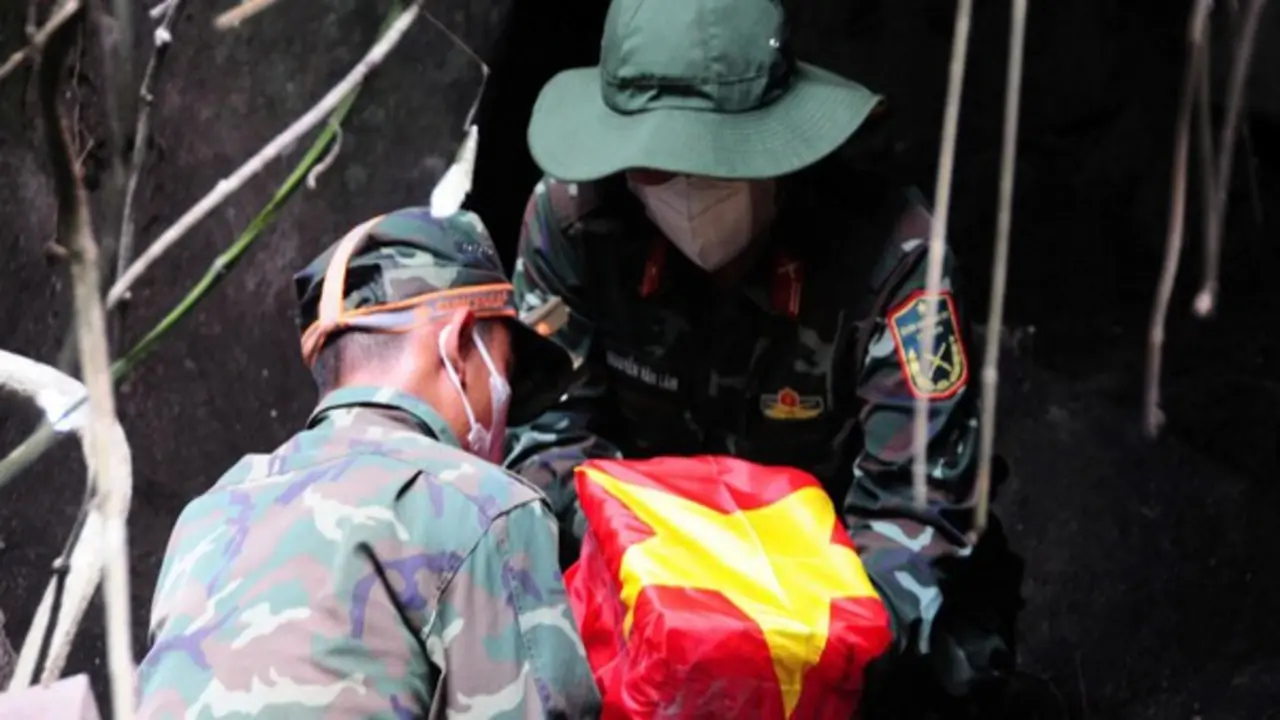 Tìm thấy 5 hài cốt liệt sĩ trong hang Đá Sập sau 57 năm