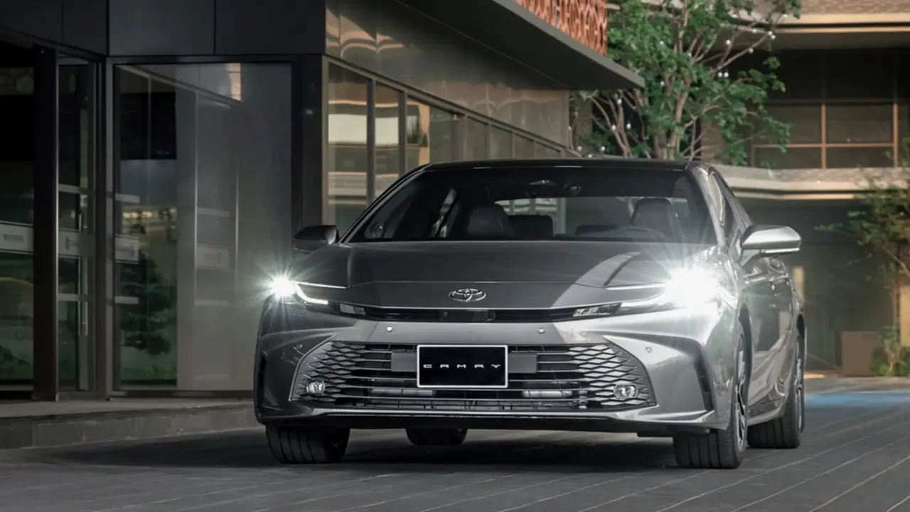 Tin tức giá xe: Toyota Camry giảm giá niêm yết 140 triệu đồng