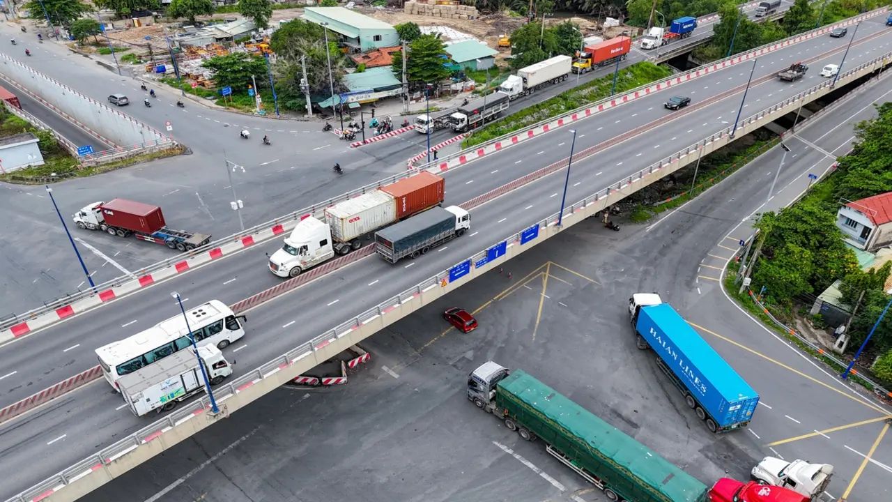Tin tức sáng 17-7: Chuẩn bị đầu tư loạt cầu vượt thép ở TP.HCM; Rà soát nước sạch tại 54 xã và đặc khu