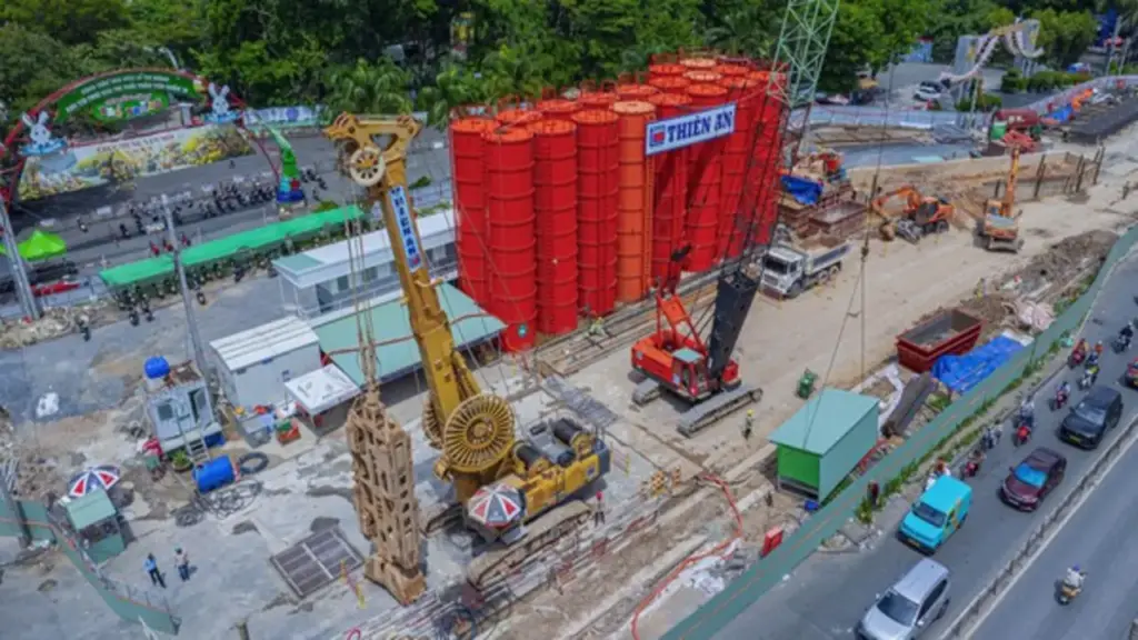 Toàn cảnh TP.HCM thi công ga ngầm metro số 2 trước công viên Lê Thị Riêng