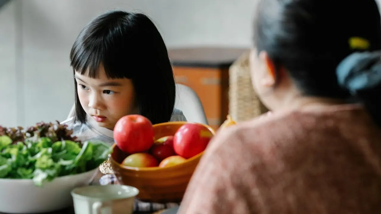 Tôi bảo con thuê giúp việc thay vì để bà chăm cháu