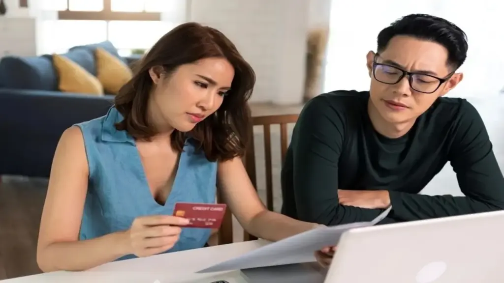 Tôi né tụ tập, đêm nào cũng trằn trọc vì kiếm ít tiền hơn vợ