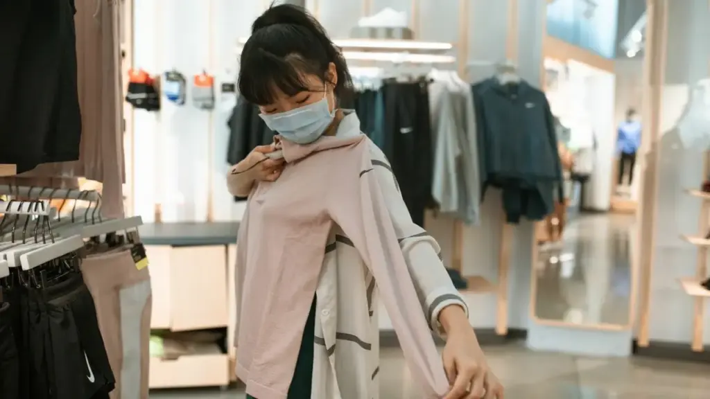 Tôi tiết kiệm 200 K nhờ thử đồ ở shop nhưng về mua online
