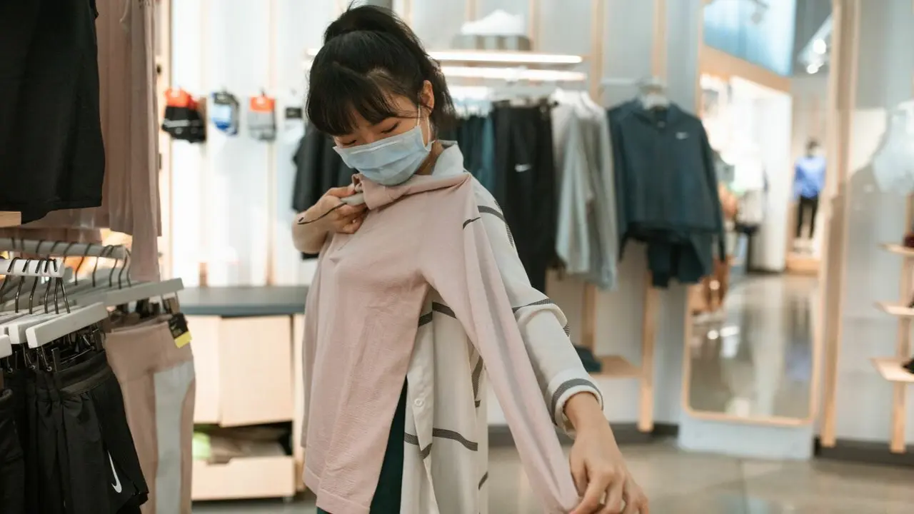 Tôi tiết kiệm 200 K nhờ thử đồ ở shop nhưng về mua online