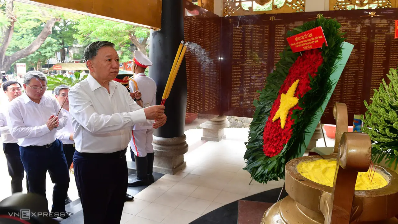 Tổng Bí thư, Chủ tịch nước dâng hương liệt sĩ ở công viên Lê Thị Riêng