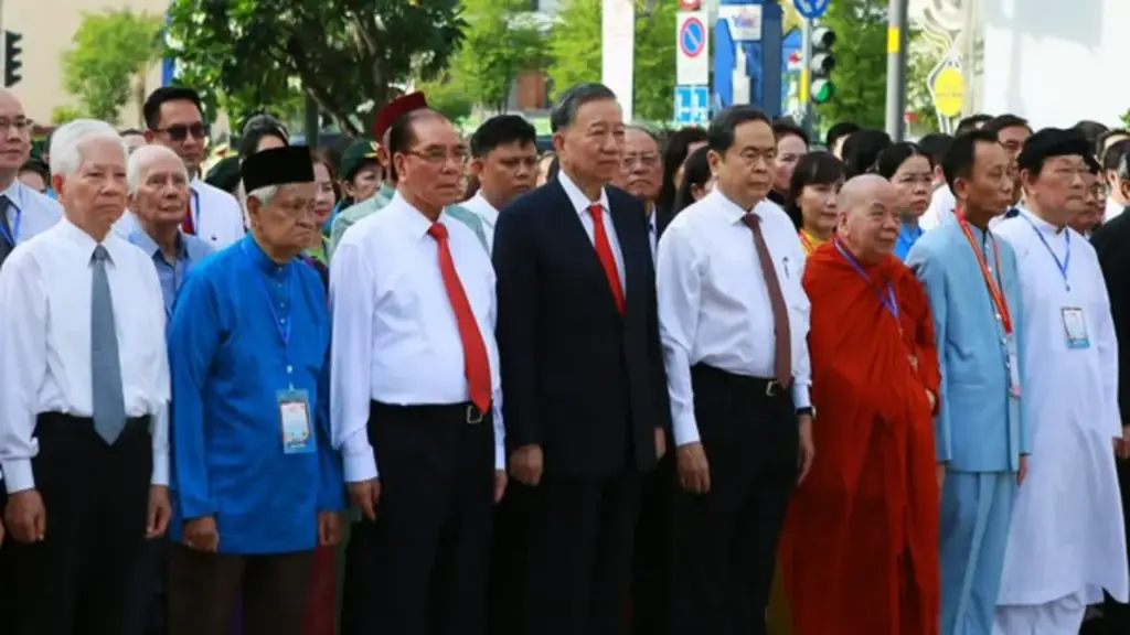 Tổng Bí thư, Chủ tịch nước Tô Lâm dâng hoa tưởng nhớ Chủ tịch Hồ Chí Minh