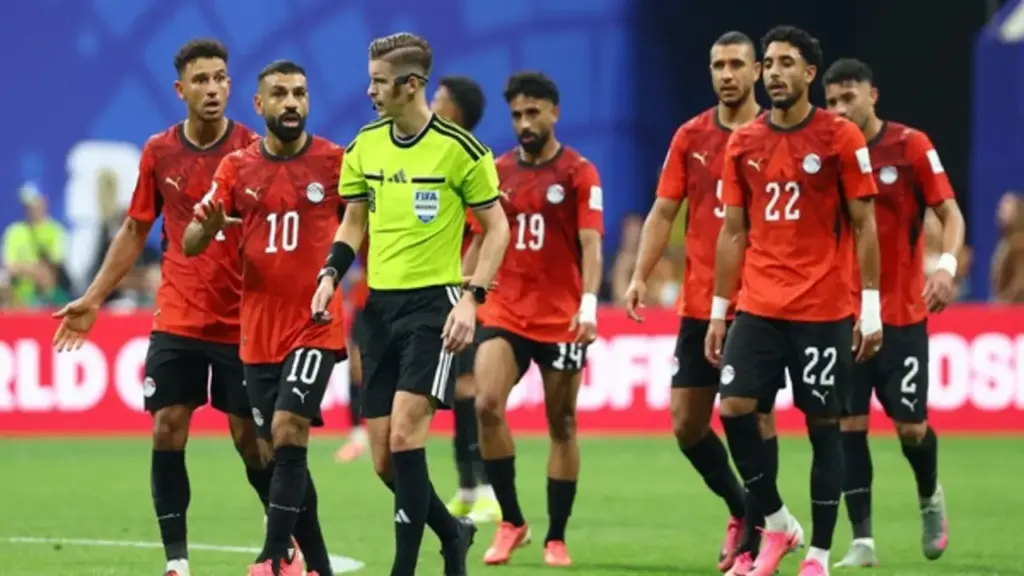 Tổng thống Ai Cập vỗ về đội nhà vì thua ngược Argentina, Zico tố trọng tài bất công