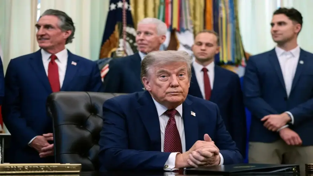 Tổng thống Trump: Mỹ đã nạp đạn, sẵn sàng không kích Iran mạnh hơn
