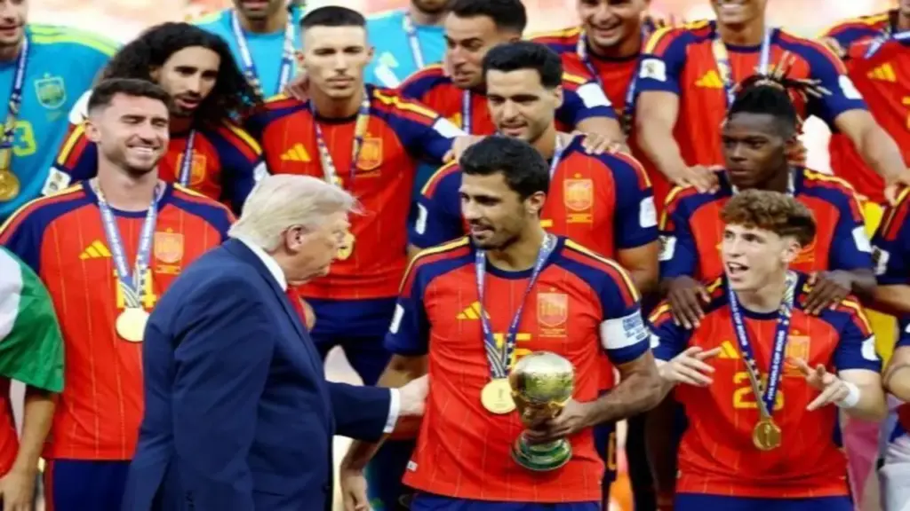 Tổng thống Trump trao cúp vô địch World Cup cho đội tuyển Tây Ban Nha