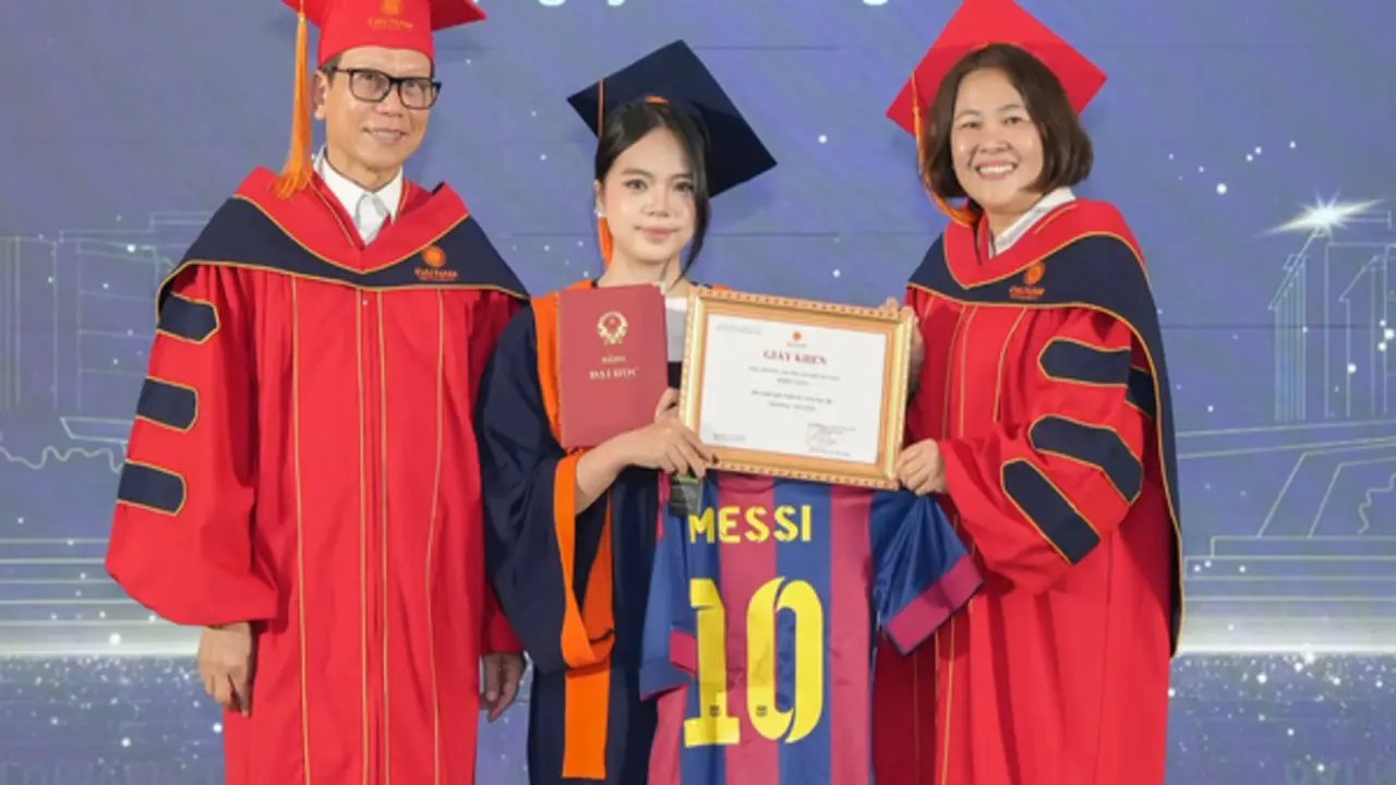 Tốt nghiệp giữa mùa World Cup, sinh viên nhận bằng cùng... Messi, Ronaldo