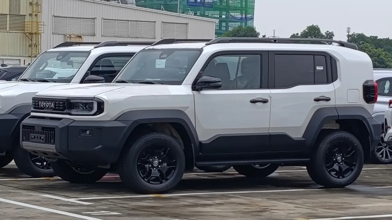 Toyota Land Cruiser FJ cập cảng Việt Nam, giá dự kiến hơn 1,1 tỉ đồng