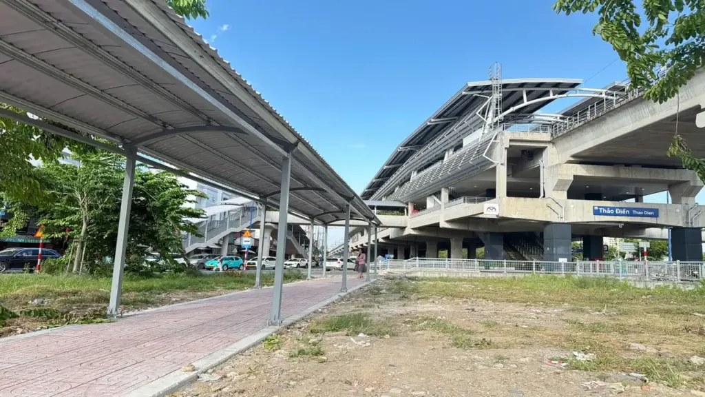 TP HCM lắp mái che nối trạm xe buýt với ga metro
