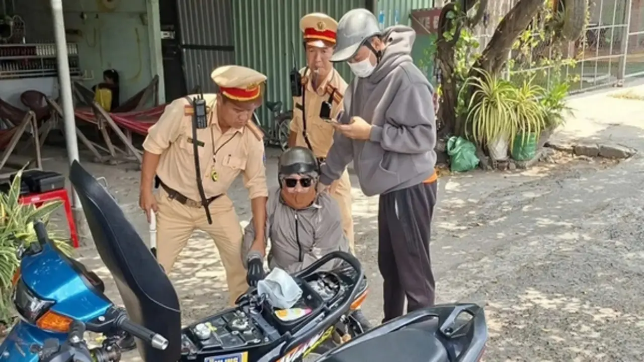 TP.HCM: Bắt nhóm làm vé trúng thưởng giả để chiếm đoạt tiền người bán vé số dạo