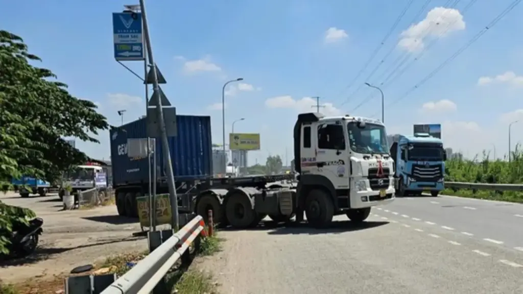 TP.HCM chốt thời hạn xử lý các bãi xe container trên đường Võ Chí Công