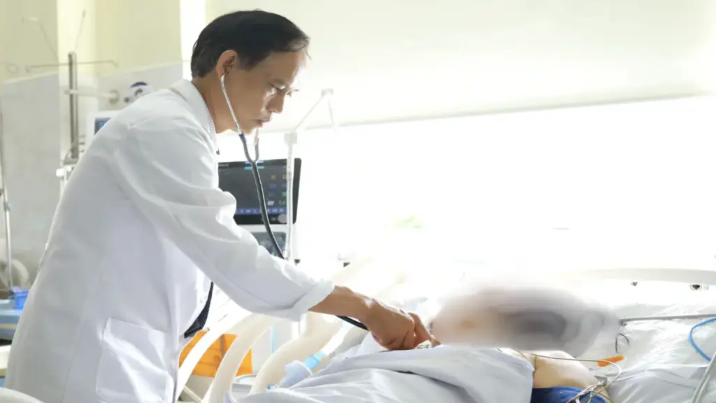 TPHCM: Hai người đàn ông hôn mê, ngộ độc nguy kịch sau nhậu