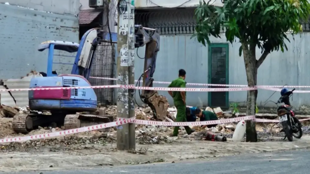 TP.HCM: Phát hiện đầu đạn 105 ly khi đang đào móng nhà
