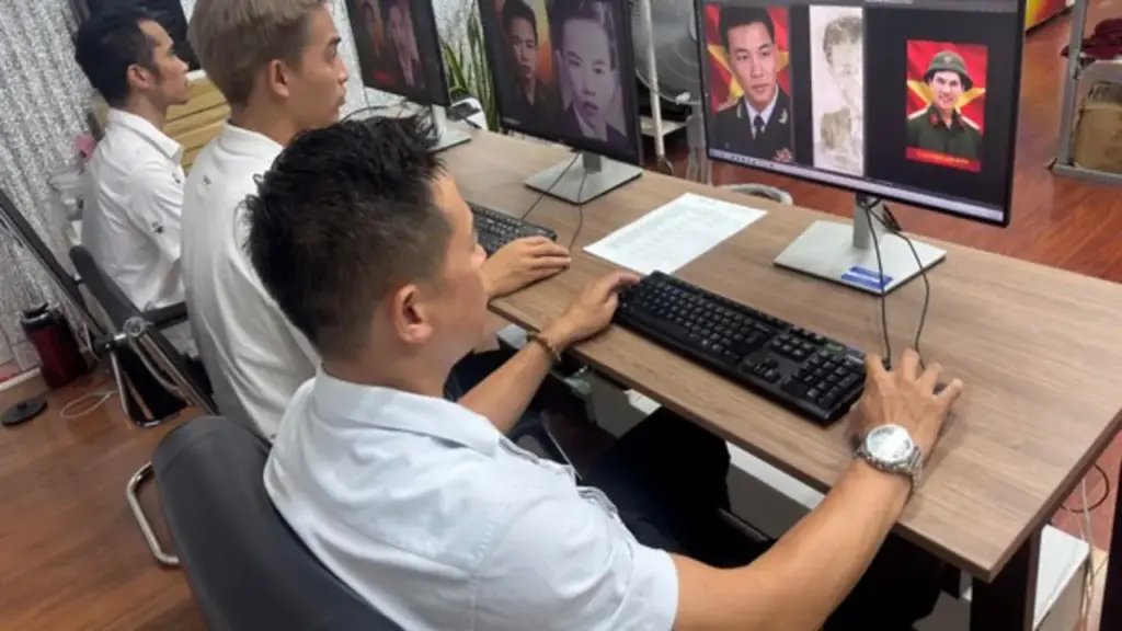 TP.HCM phục dựng miễn phí ảnh liệt sĩ bị mờ, rách, hư hỏng