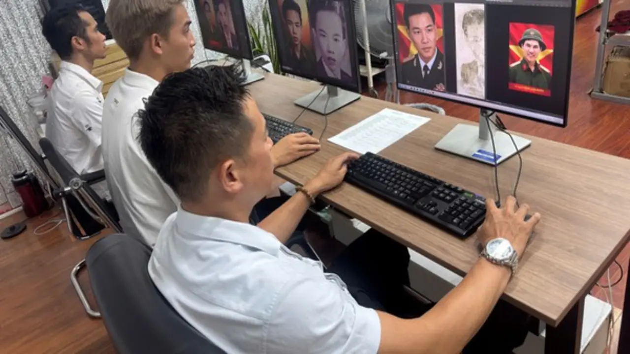 TP.HCM phục dựng miễn phí ảnh liệt sĩ bị mờ, rách, hư hỏng