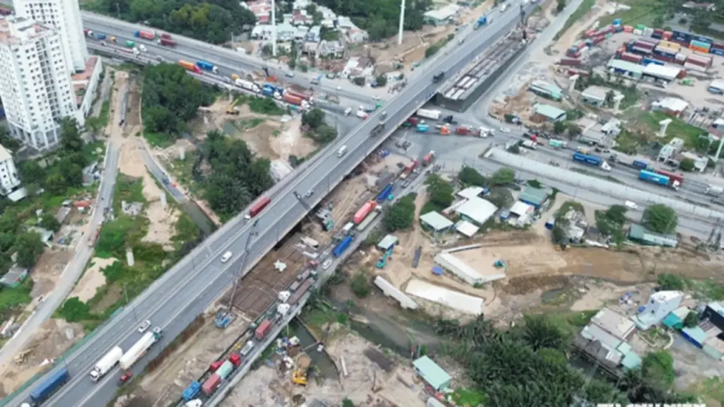 TP.HCM sẽ làm đường riêng cho xe container vào cảng Cát Lái