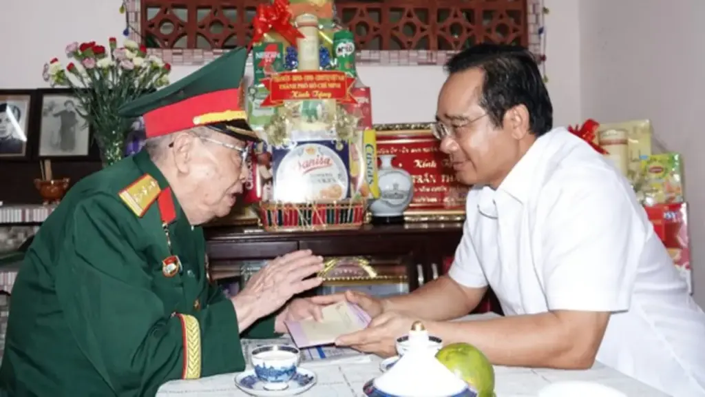 TP.HCM tặng quà người có công, hộ nghèo trong tháng 7.2026