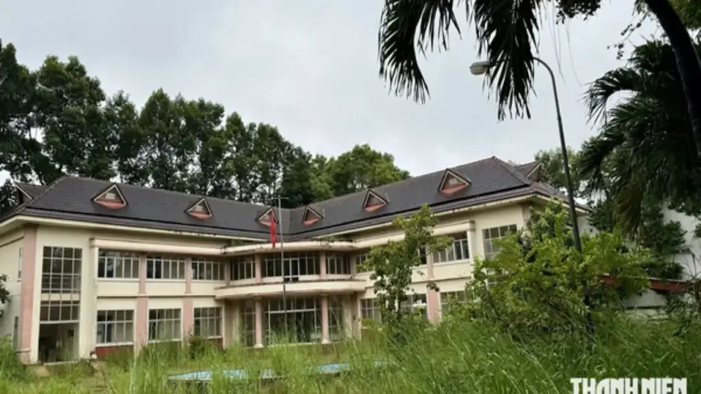 TP.HCM: Từ trụ sở bỏ hoang thành trường học khang trang, bộ đội tặng cây hoa kiểng