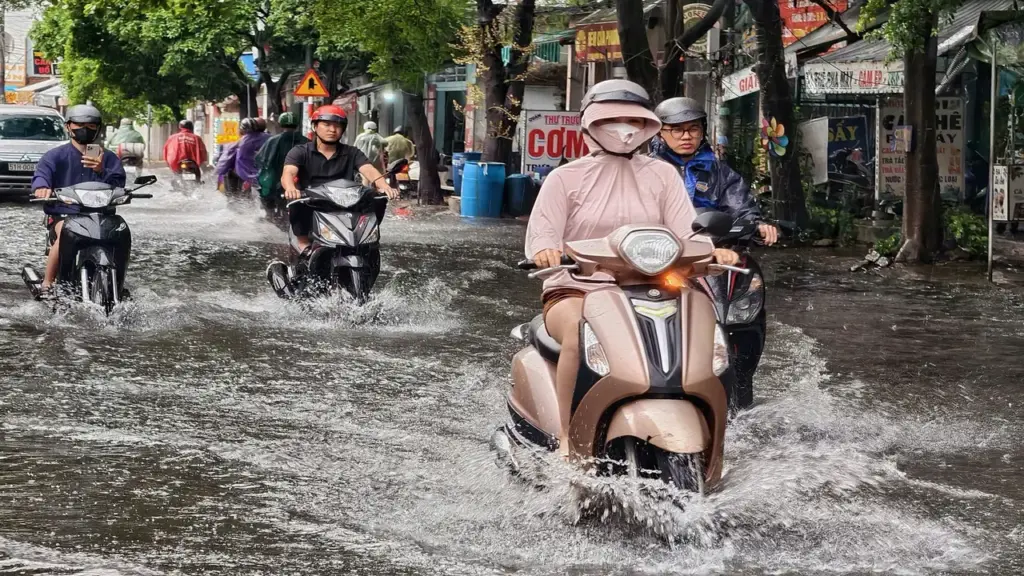 TPHCM và Nam Bộ chiều tối có mưa dông, cảnh báo ngập