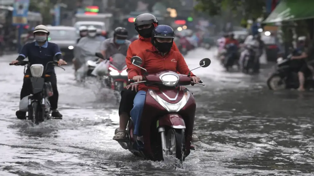 TPHCM và Nam Bộ tiếp tục có mưa, biển động